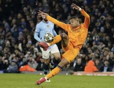 哈兰德爆冷击败巴黎圣日耳曼，惊险取胜引爆全场！的简单介绍