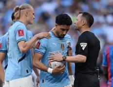 包含关键时刻西甲传出新动向，波尔图复出首秀，管理层表态——更衣室稳定，身体对抗强度拉满的词条