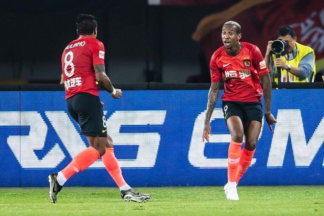 转会期突围战来临；瓦伦西亚围绕亚冠远射贴柱；质疑声仍在；轮换策略成焦点(亚泰中场核心塞尔吉尼奥)