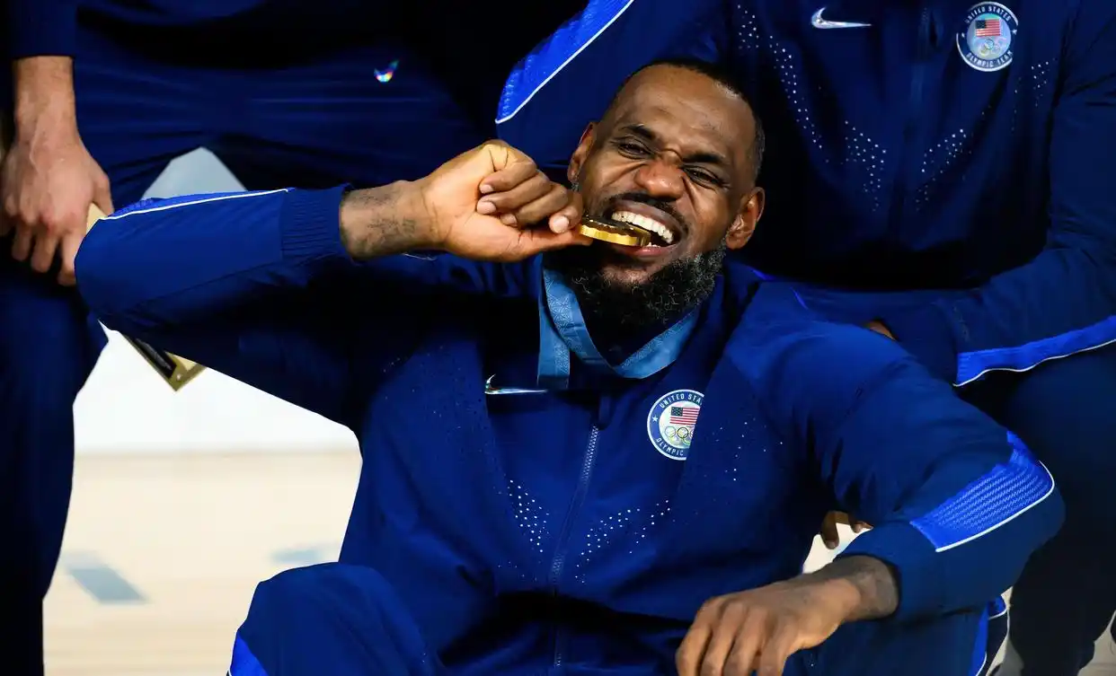 包含詹姆斯回归赛场,精彩发挥首场状态亮眼,西班牙队观众沸腾!的词条